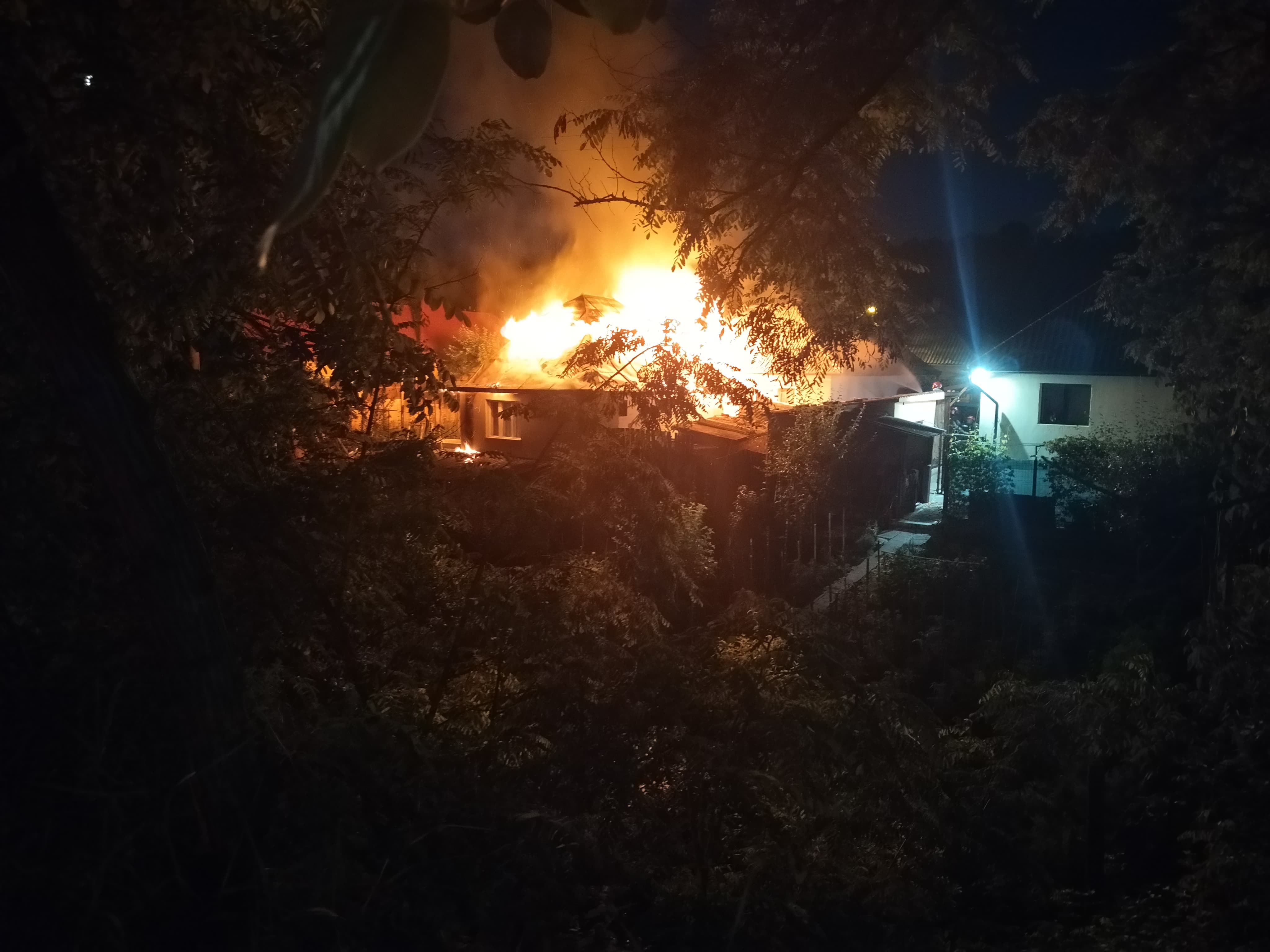 Incendiu de proporții: Două case au luat foc, iar flăcările s-au extins de la una la alta. O clujeancă a făcut atac de panică. Cauza: Scurtcircuit!
