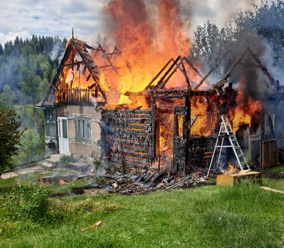Incendiu de proporții la Cluj: O casă a luat foc și a ars în întregime. Pericol maxim de explozie din cauza buteliilor din interior- FOTO
