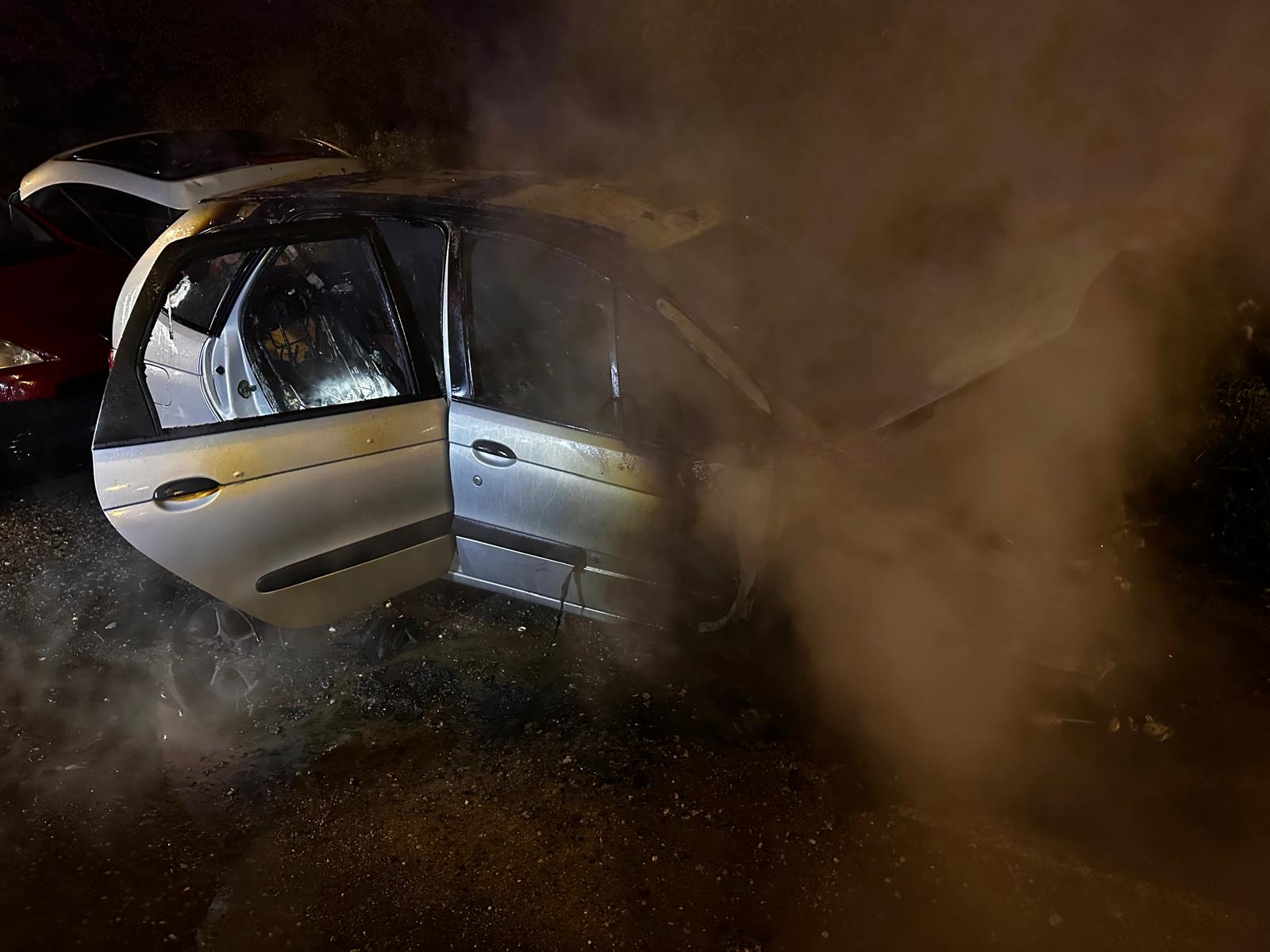 Incendiu devastator: O mașină a luat foc și a ars în întregime. Pompierii clujeni: „Există riscul să ia foc și mașina de lângă”