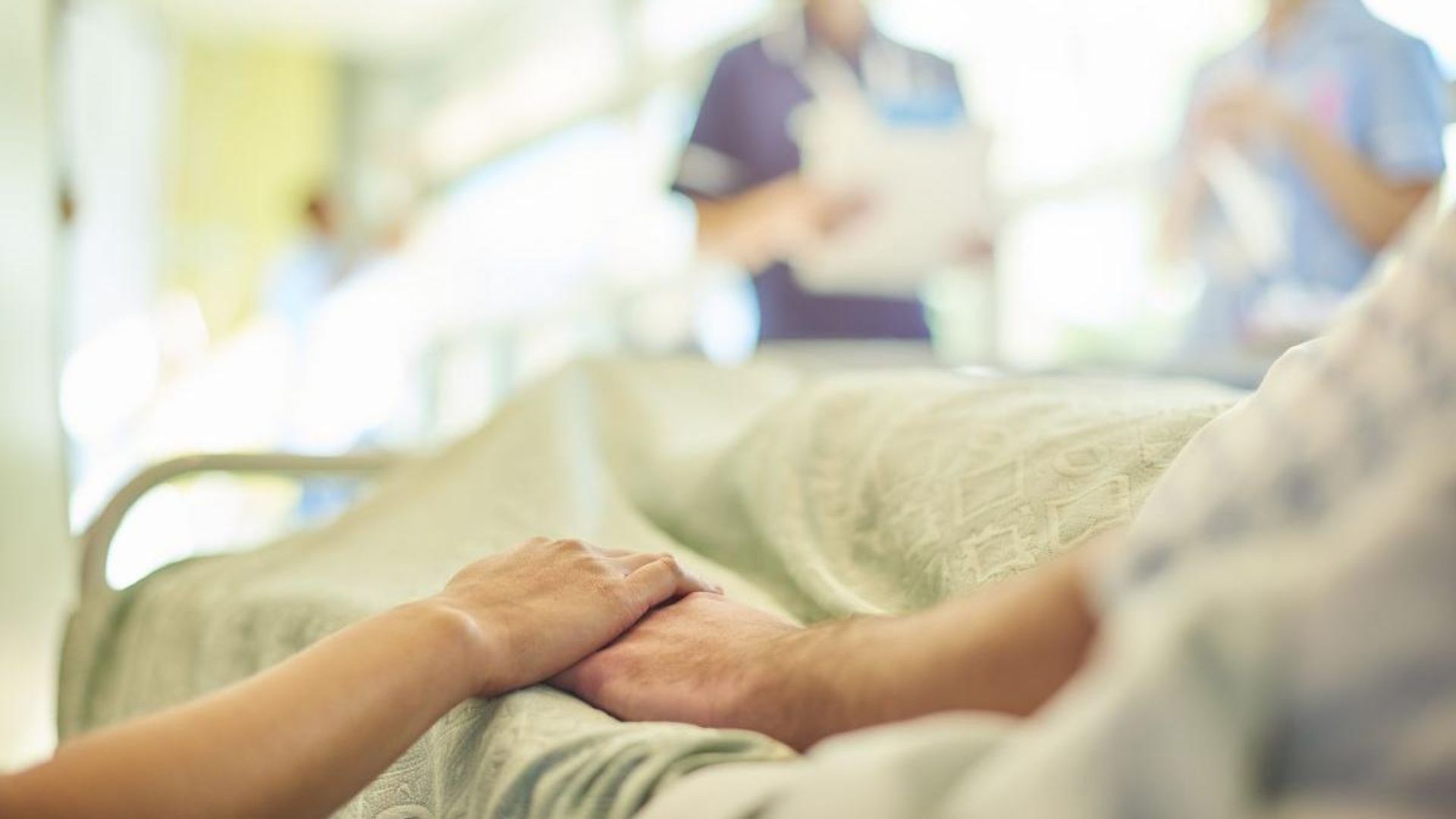 Însoțitorii pacienților oncologici ar putea primi concediu plătit și pentru investigațiile medicale, nu doar pentru operații și tratamente