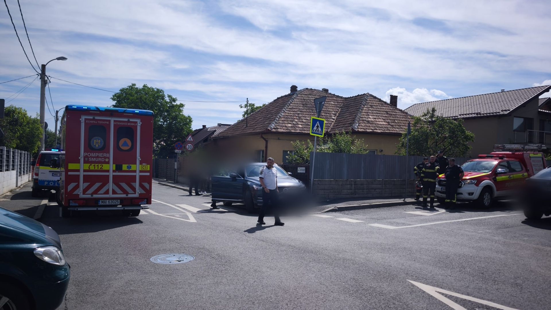 Intervenție dramatică pe strada Jiului din Cluj: Un bărbat aflat în stop cardio-respirator a fost salvat după ce a fost lovit în plin de o mașină