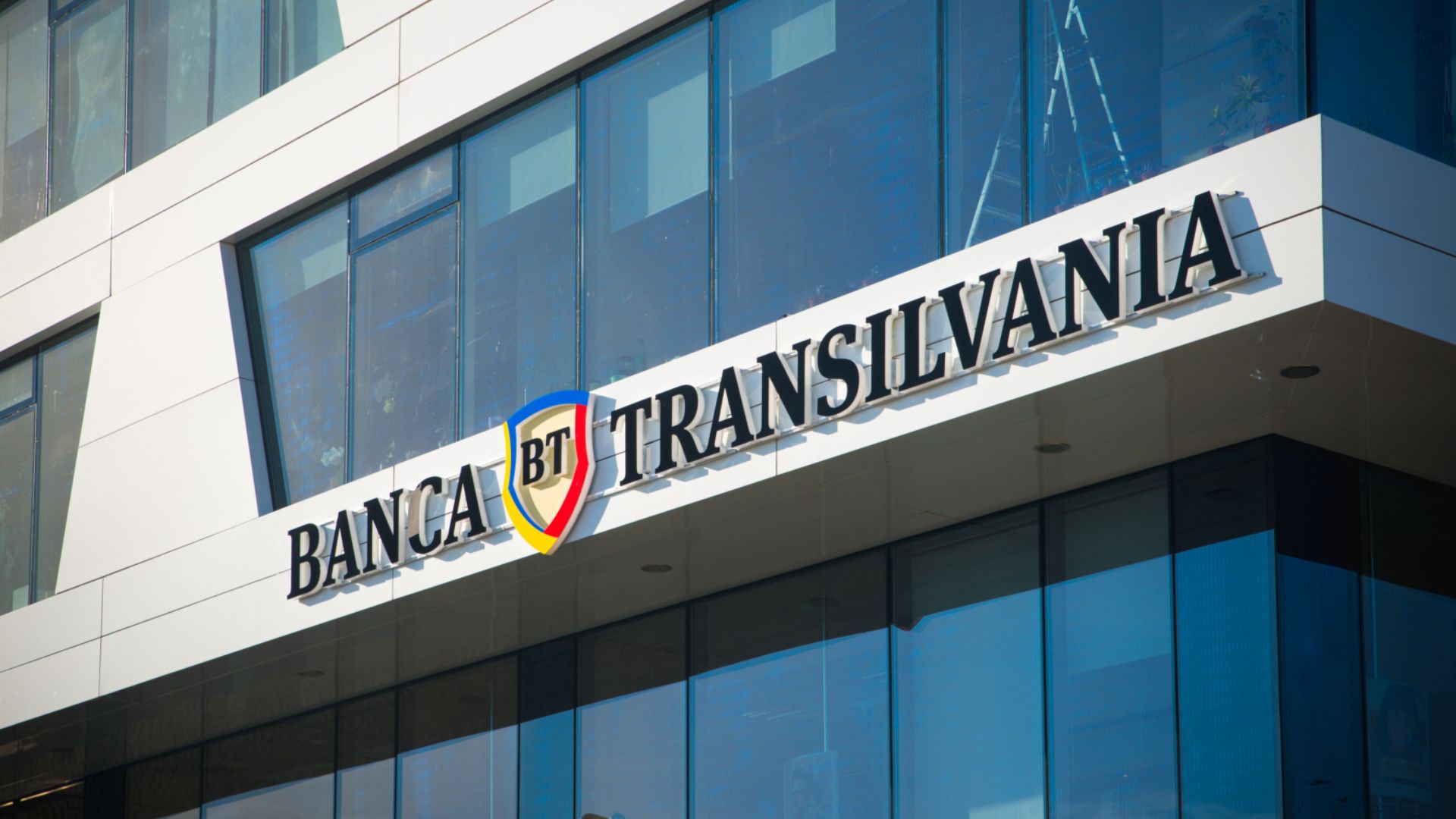 Lovitură fără precedent pentru BT: Cea mai mare bancă din România primește cea mai mare amendă din istoria Consiliului Concurenței și anunță proces