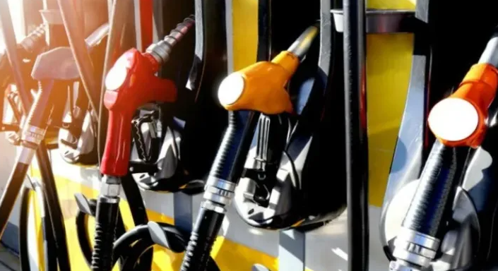 Lovitură la pompă pentru români? Parlamentul întârzie decizia care ține prețurile sub control