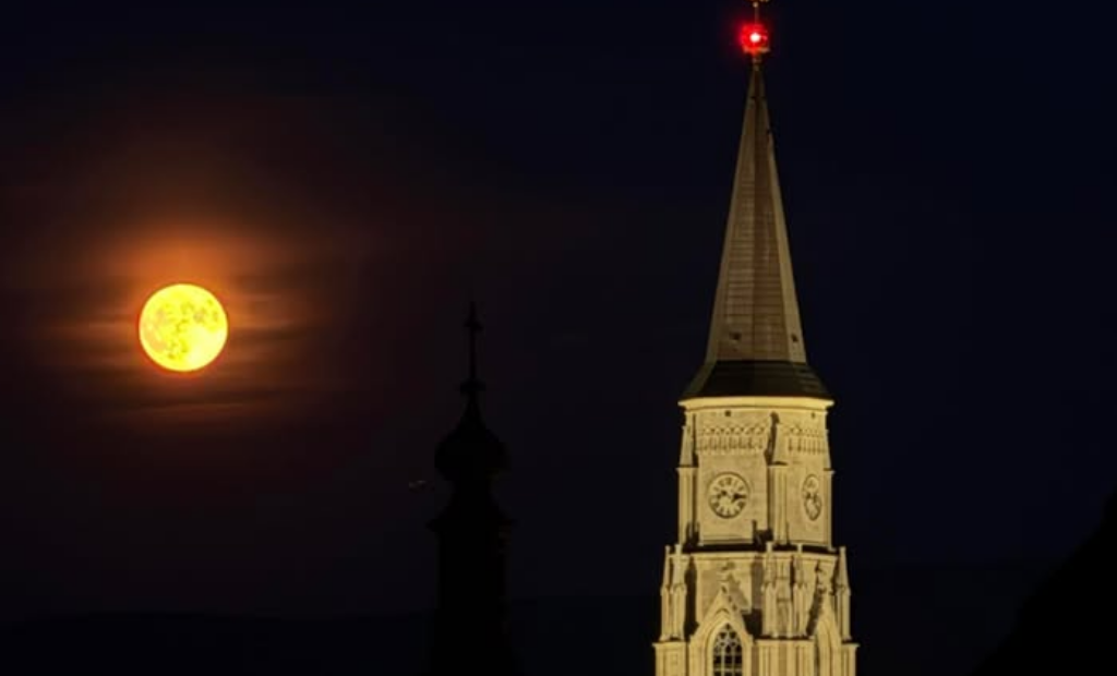 Luna plină peste Cluj! O imagine spectaculoasă surprinsă de pe Cetățuie de un cititor Știri de Cluj: „Un moment simplu, care merită împărtășit”