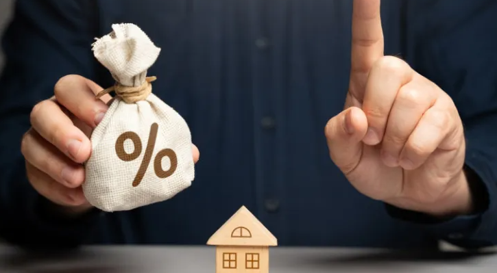 Mai mulți bani pentru bancă, mai puțini în buzunar! Creditele în euro se scumpesc din nou