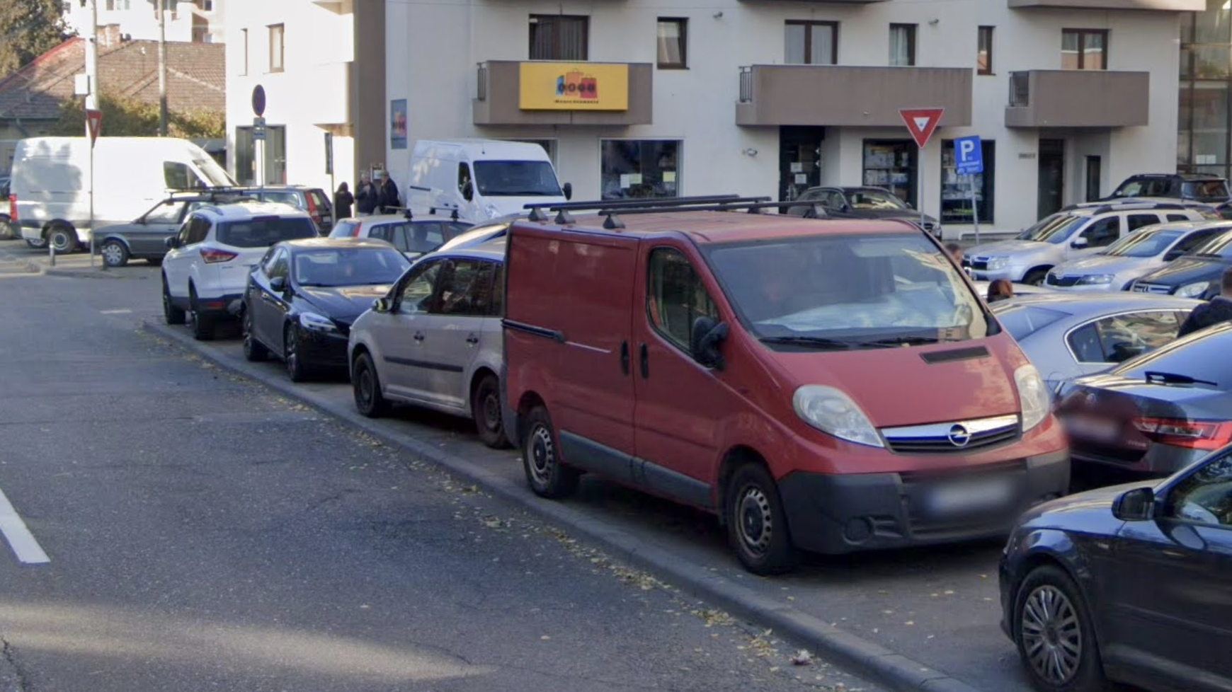 Mașină din Cluj, „campioană" la parcatul pe trotuar: 10 avertizări în parbriz și continuă nestingherită. Vecinii au ajuns la capătul răbdării