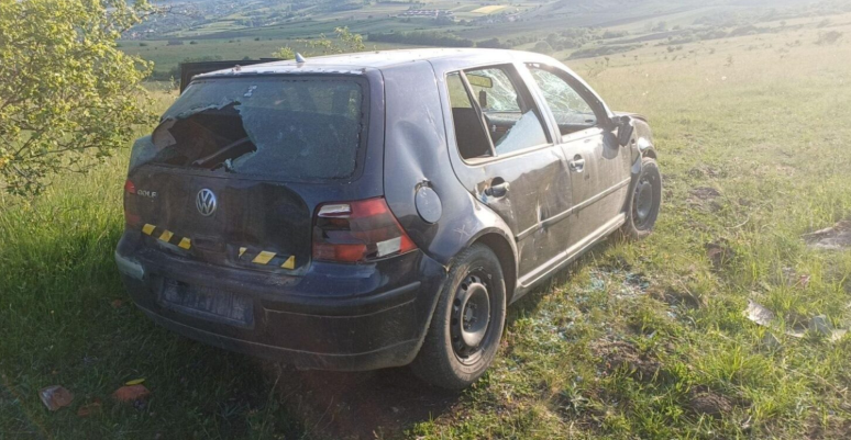 Mașină vandalizată sau abandonată? Descoperire neobișnuită la marginea Clujului