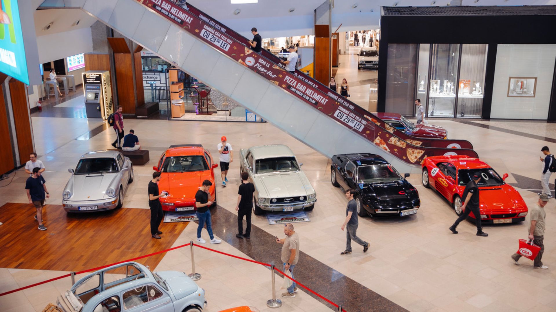 Mașini care au scris istorie, expuse la Cluj: Ferrari, Porsche 911 și alte modele de colecție atrag toate privirile la Iulius Mall. Vino să le vezi!