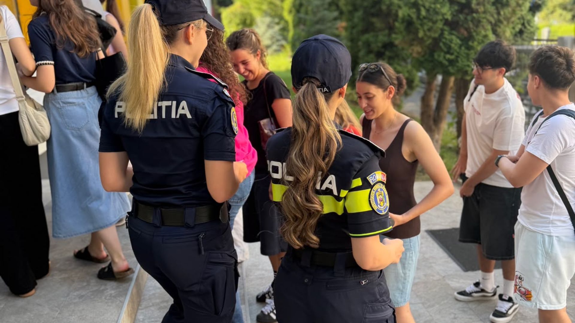 Mesaj emoționant pentru absolvenții din Cluj înainte de BAC! IPJ a ieșit în fața centrelor de examen pentru a le transmite elevilor că nu sunt singuri