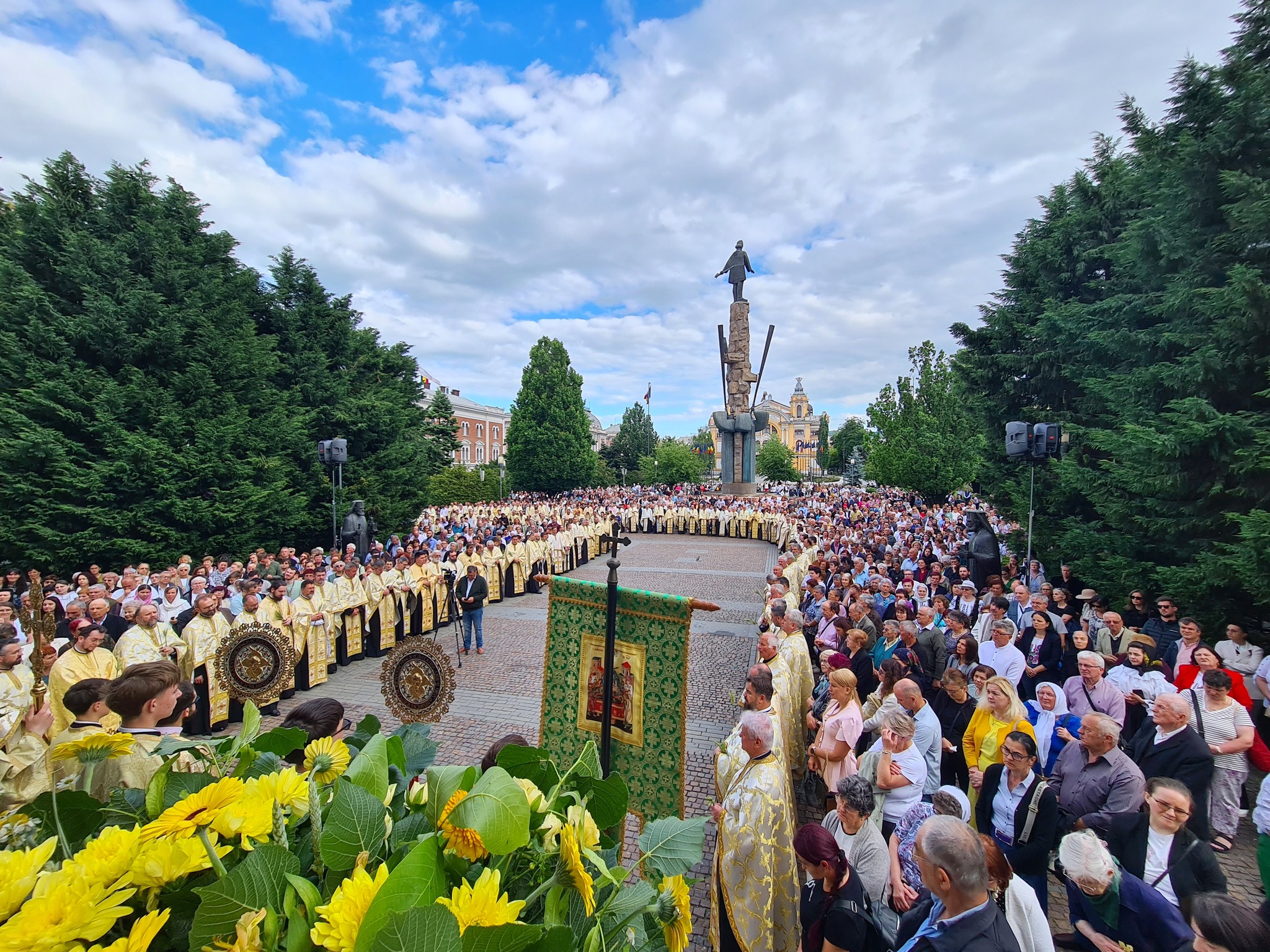 Mii de clujeni au ieșit pe străzile orașului la Procesiunea de Rusalii! Centrul Clujului, plin de credincioși