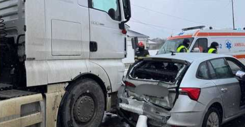Mobilizare de urgență în Cluj! Trei oameni au avut nevoie de îngrijiri după un accident intre o mașină și un un TIR