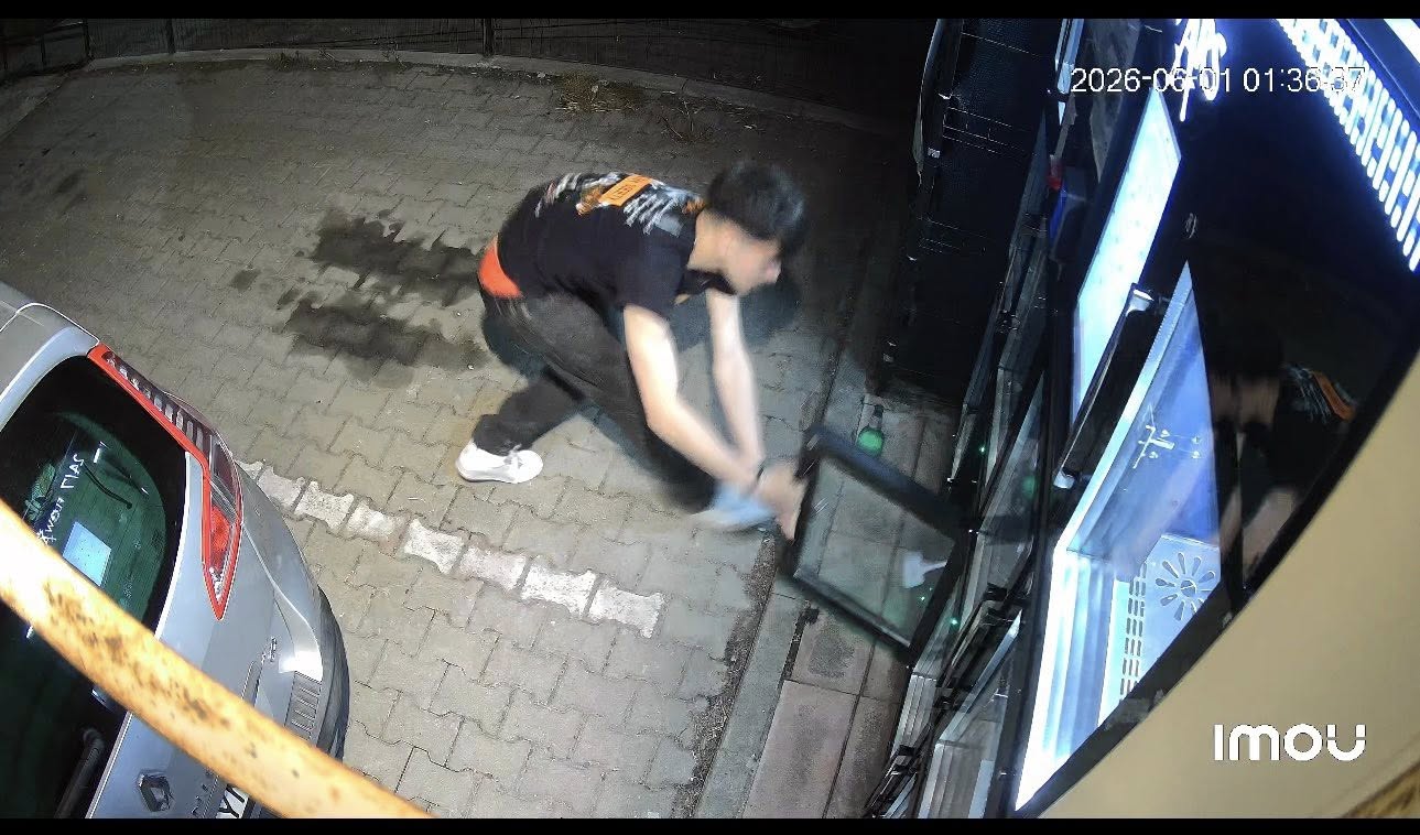 Nesimțire fără margini în Florești! Un buchetomat a fost vandalizat și jefuit în toiul nopții FOTO