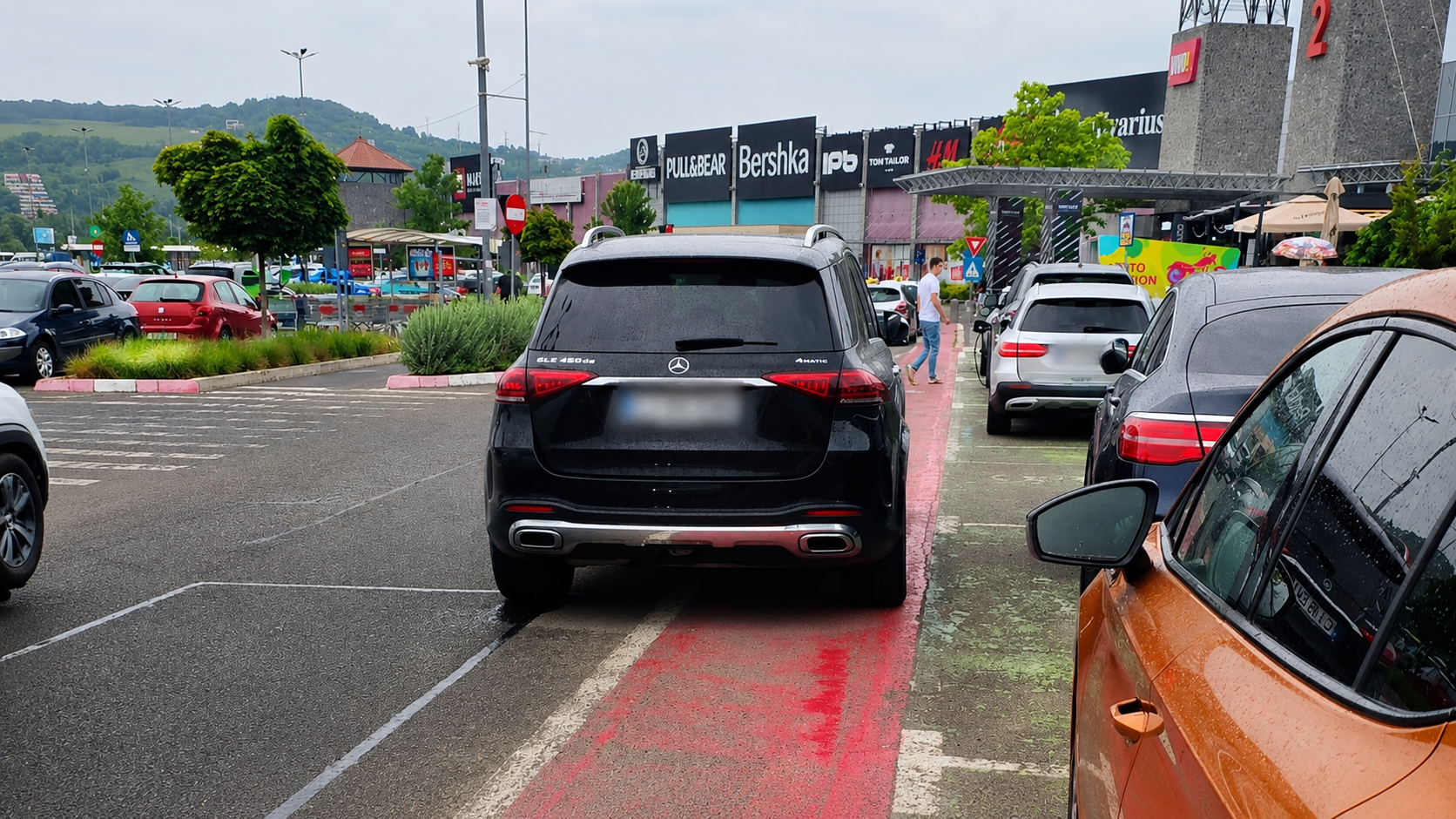 Nesimțirea la volan nu ia pauză! Un șofer și-a lăsat SUV-ul unde i-a poftit inima, la intrarea în centrul comercial VIVO din Florești