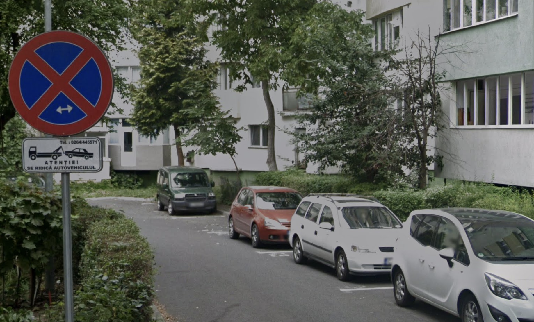 Nu mai pot ajunge la ușa blocului! Clujenii de pe strada Primăverii reclamă că accesul le e blocat de mașini, deși soluția există de un an la vecini