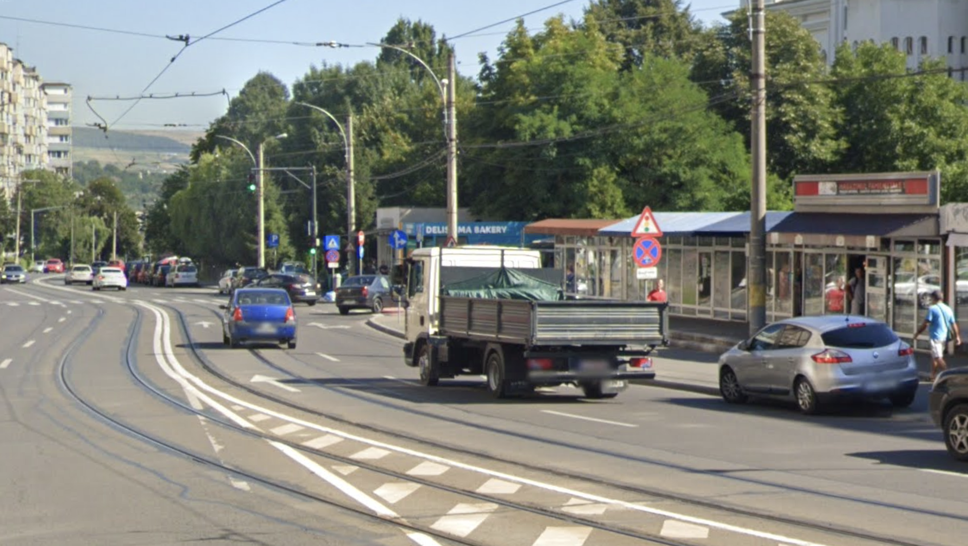 O bandă întreagă de circulație din Cluj, transformată în parcare: clujenii sunt furioși și cer autorităților să intervină urgent