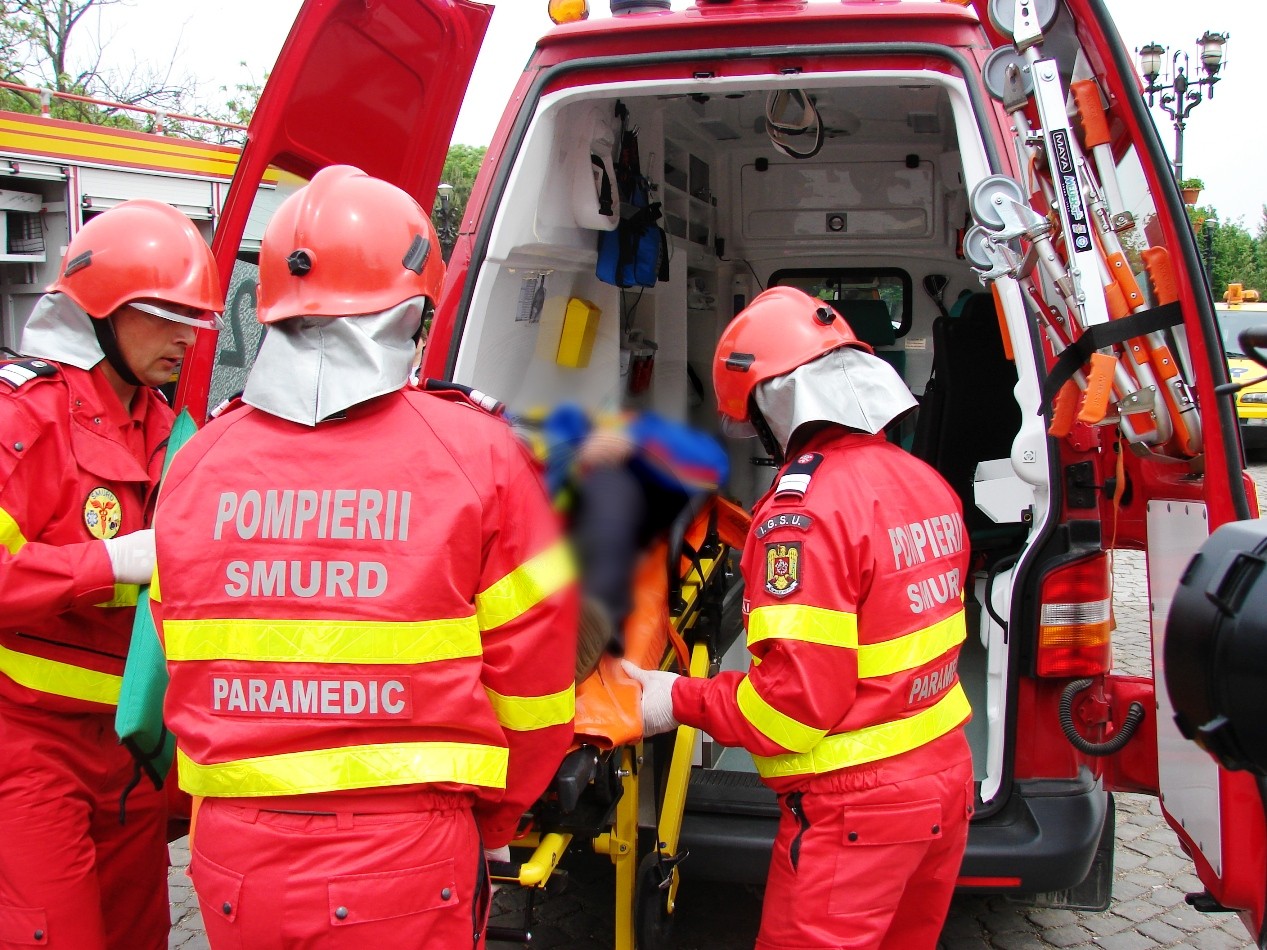 O femeie de 70 de ani se află în stare gravă după ce a fost lovită de o mașină în Cluj-Napoca