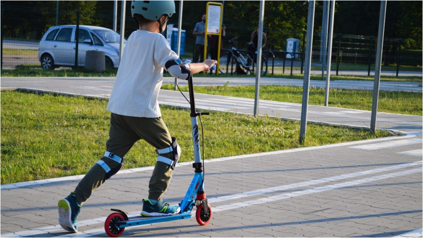 O mămică din Cluj trage un semnal de alarmă: „Copiii circulă cu trotinete și biciclete electrice cu viteză mare prin parcuri”. Se teme că va urma ceva grav