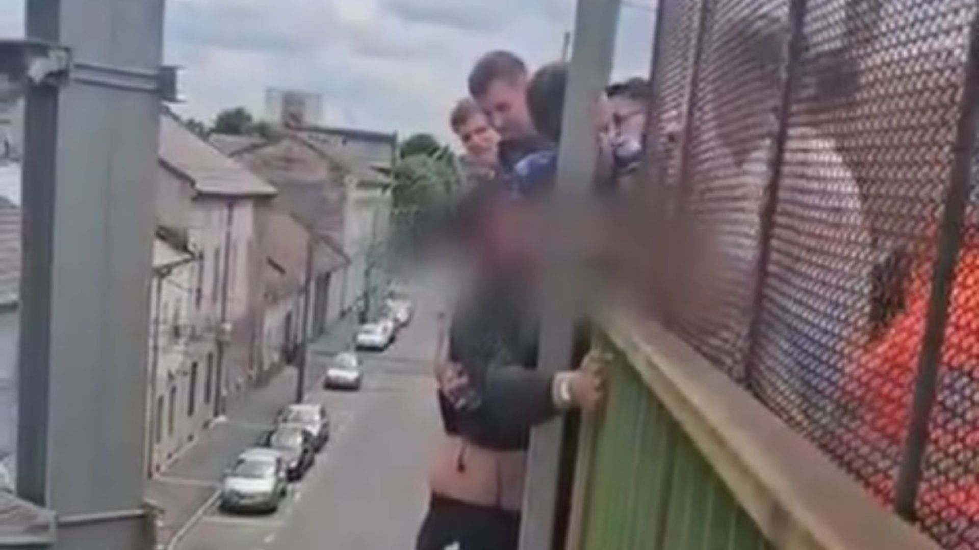 O viață salvată în ultimele secunde! Jandarmii au intervenit rapid după ce un bărbat a amenințat că se va arunca în gol. Imagini cu impact emoțional