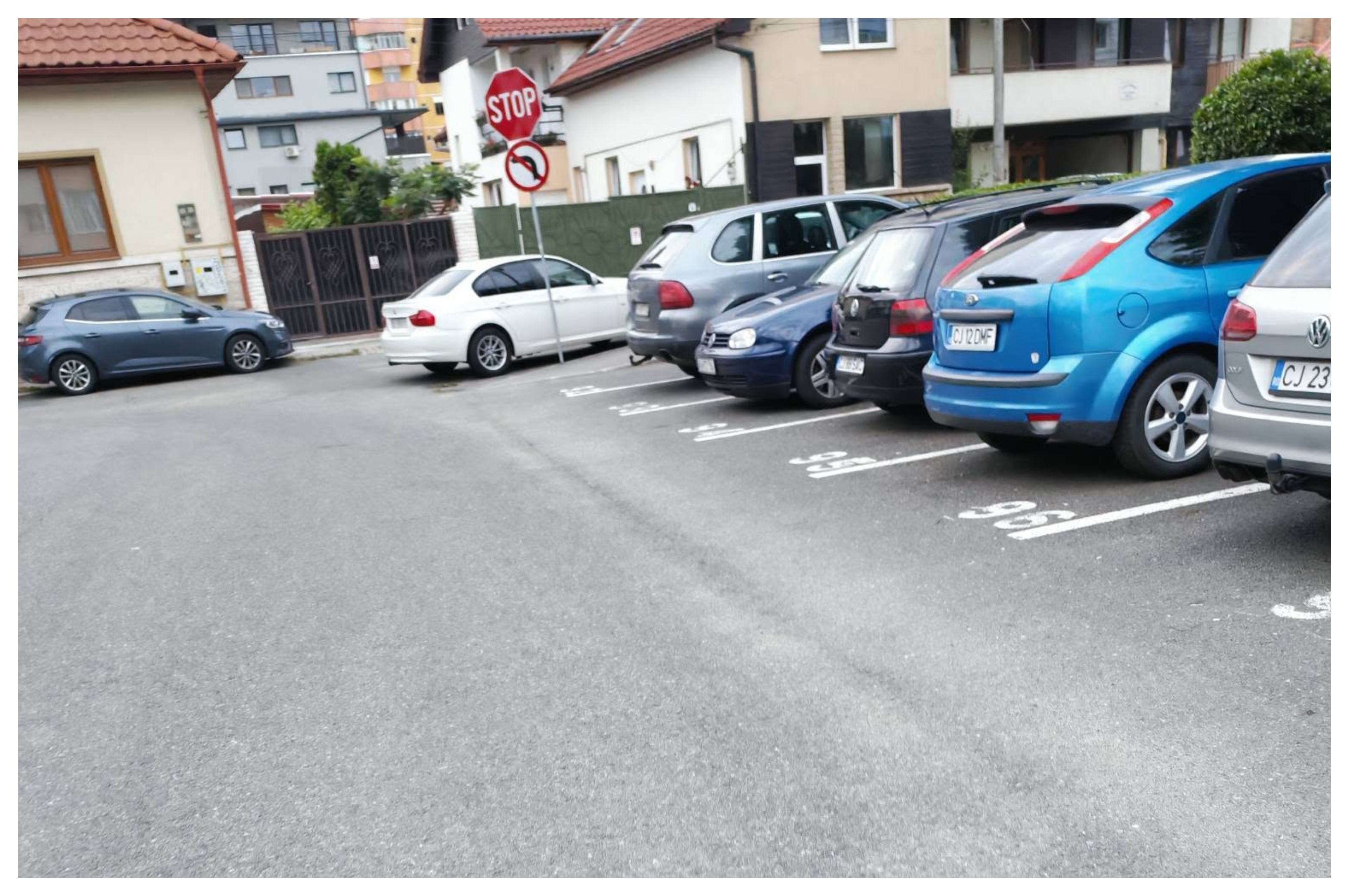 Parcare „de campion” în Cluj-Napoca! Un șofer de BMW și-a lăsat mașina chiar lângă indicatorul STOP