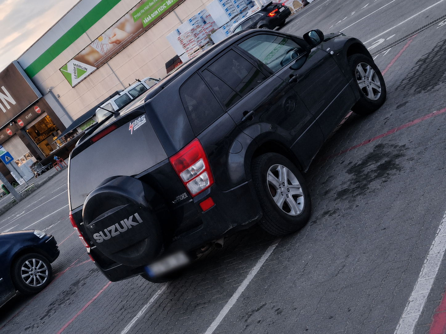 Parcare „de lux” în Cluj-Napoca! Un șofer și-a lăsat mașina pe patru locuri de parcare