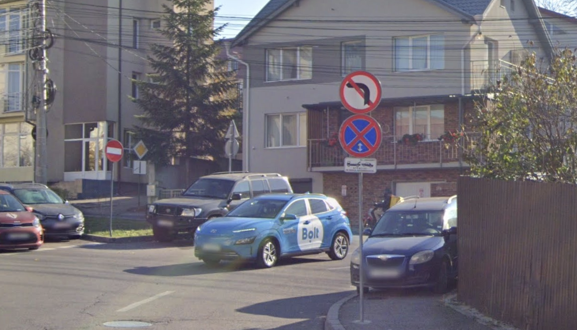 Parcează pe trotuar, în intersecție, chiar lângă marcajele cu interdicție: Ce se întâmplă în fiecare noapte pe o stradă din Cluj-Napoca