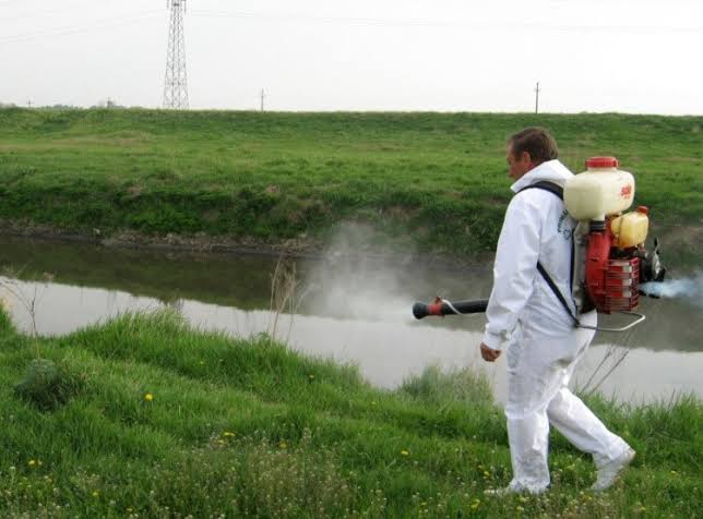 Parcurile și locurile de joacă dintr-o comună din Cluj, stropite cu insecticid! Trei zile de dezinsecție în tot satul, inclusiv la bălți