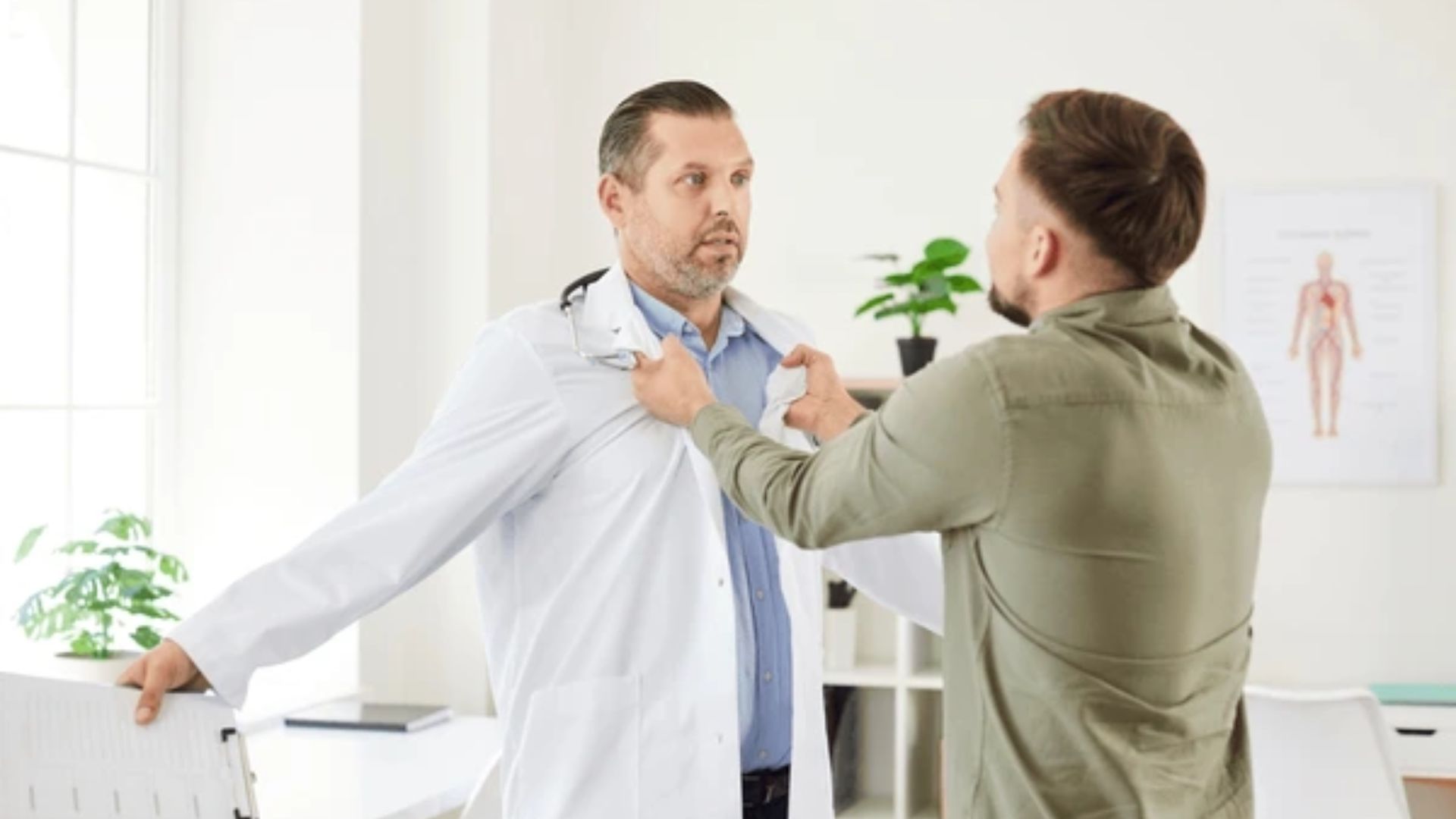Pedepse mult mai dure pentru cei care agresează cadrele medicale! Senatul a votat legea care poate trimite agresorii după gratii pentru ani grei
