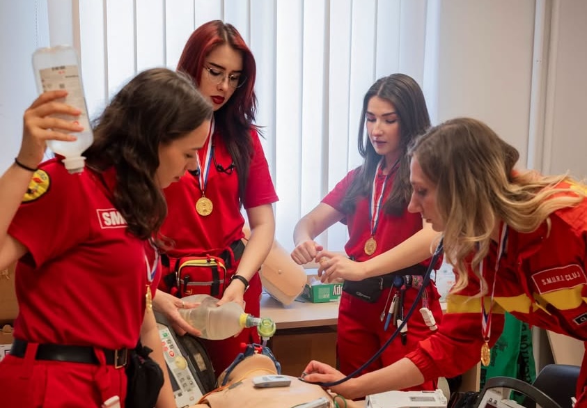 Performanță uriașă pentru Cluj! Patru studente de la UMF Cluj au câștigat cea mai tare competiție europeană de simulare medicală, la Lyon!