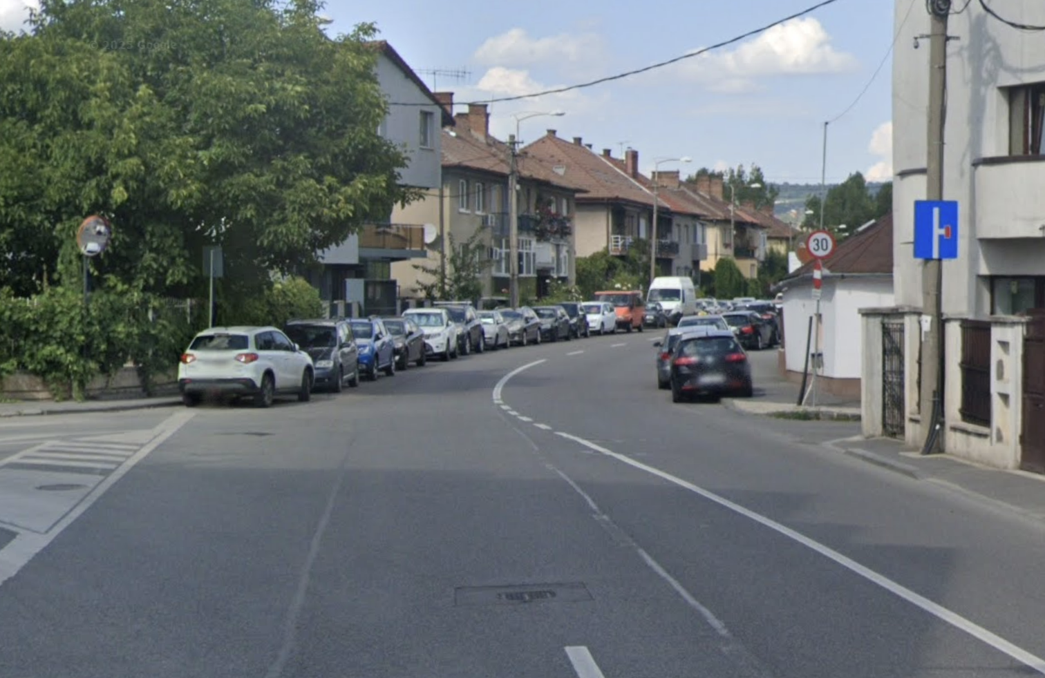 Pericol ignorat lângă un parc din Cluj! Oamenii traversează prin trafic ca să intre, dar trecerea de pietoni lipsește cu desăvârșire: „Multă lume trece!”