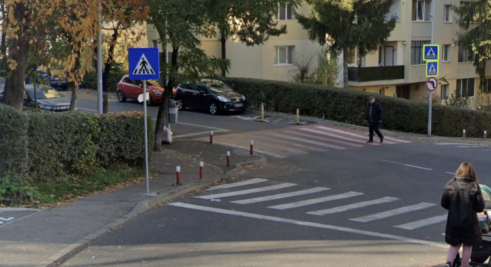 Pericol la o intersecție din Cluj-Napoca: O pubelă amplasată greșit blochează vederea pietonilor și a șoferilor care coboară de pe strada laterală