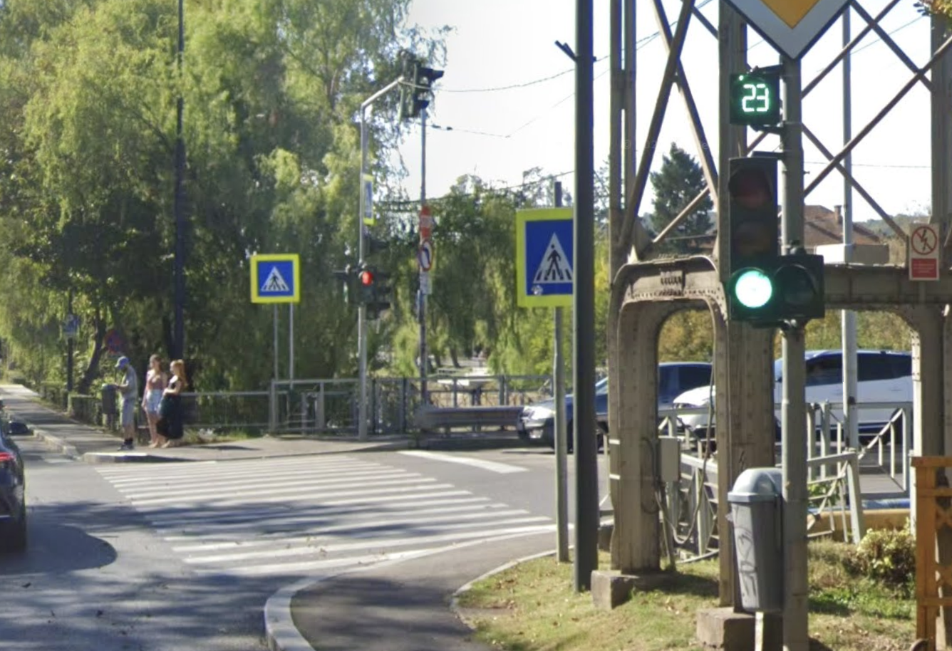 Pericol pe Splaiul Independenței din Cluj-Napoca: Rampa de lângă podul Napoca e prea îngustă și îi înghesuie pe pietoni și bicicliști la semafor