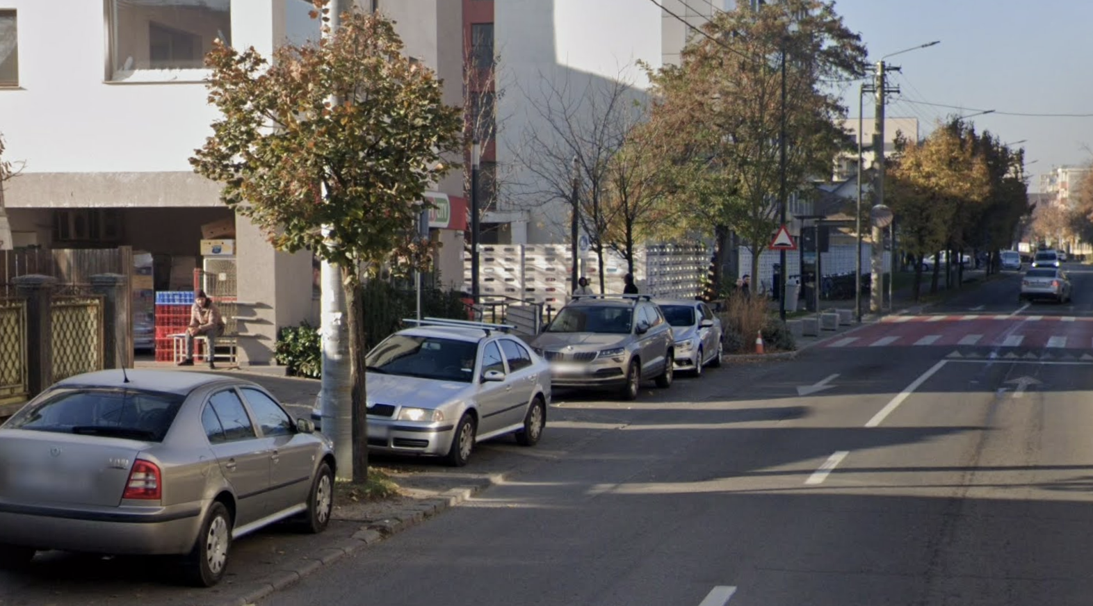 Pericol zilnic pe o stradă din Cluj-Napoca: Trotuarul e blocat de mașini de marfă, iar copiii merg pe carosabil ca să ajungă la școală