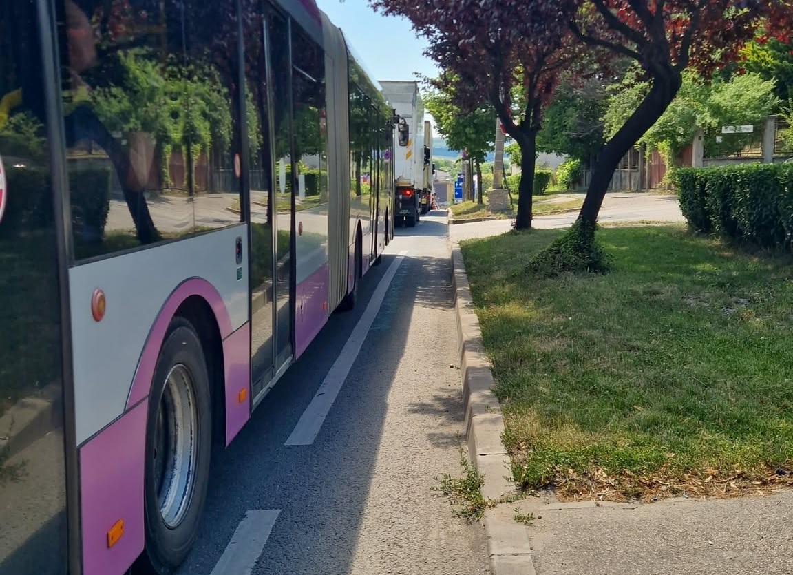 Pista de biciclete de pe Coposu, un pericol zilnic: Tiruri și autobuze la câțiva centimetri de bicicliști, iar șoferii stau pe telefon și ies pe bandă