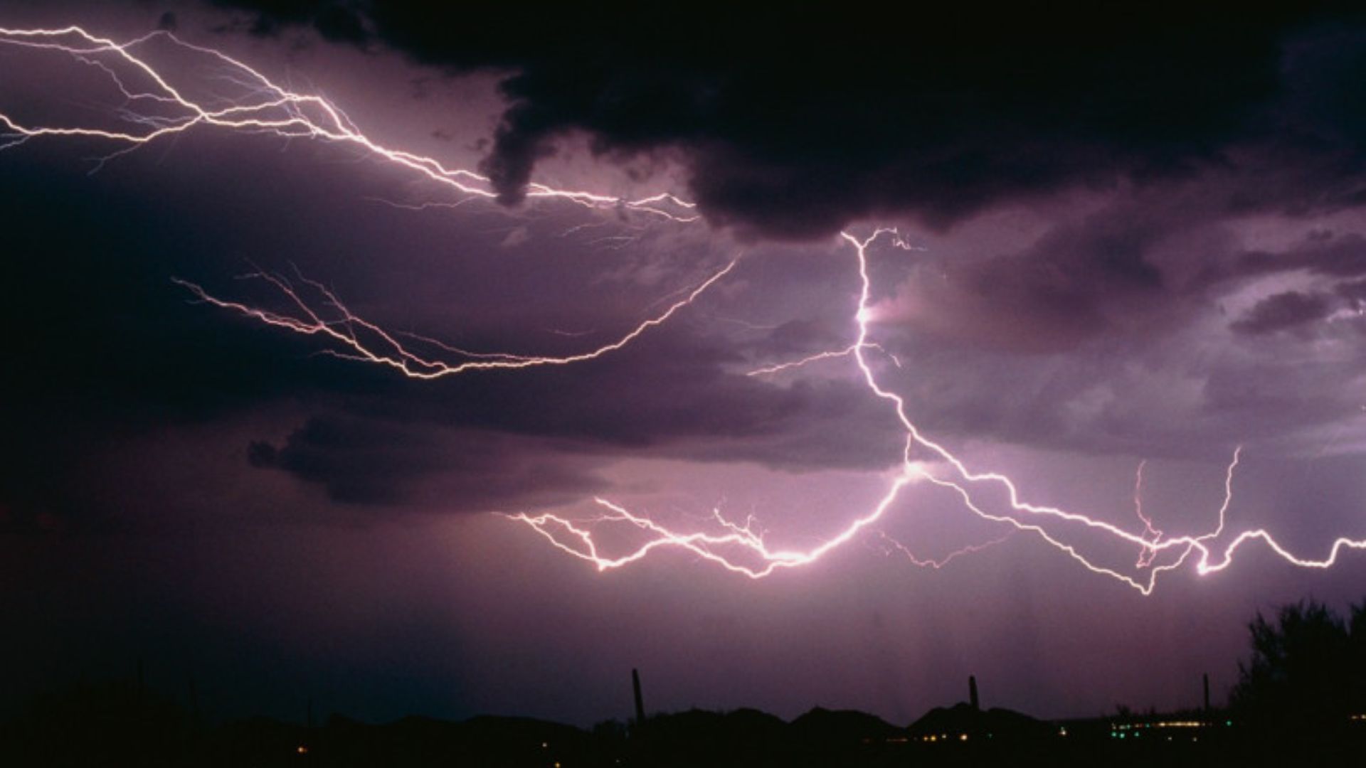 Ploi torențiale, vijelii și grindină! O parte din Cluj intră în Cod Galben de furtuni două zile la rând. Ce avertizează meteorologii