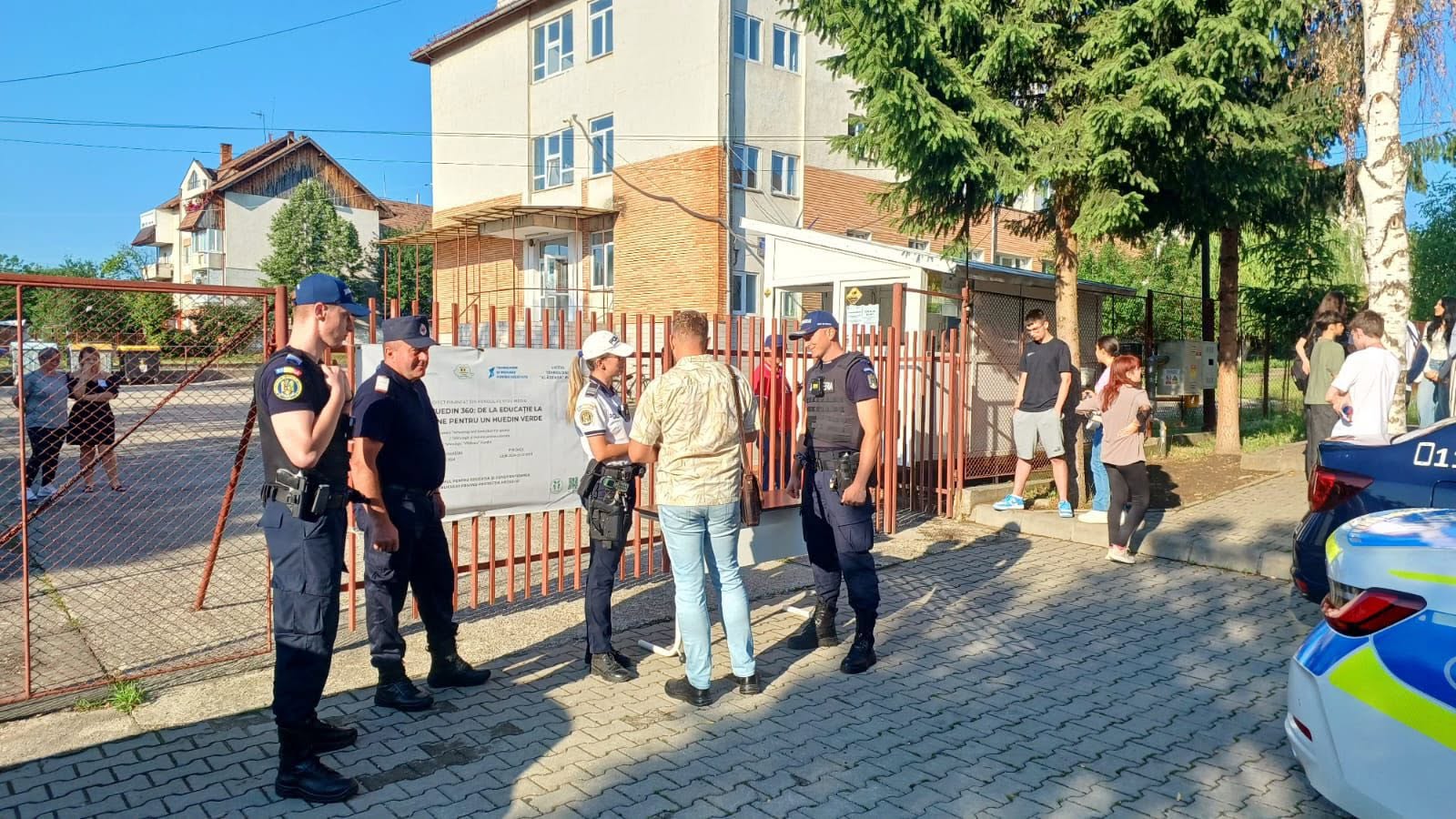 Polițiști și jandarmi, la porțile școlilor din Cluj înaintea Evaluării Naționale: „Un examen nu definește valoarea unui copil"