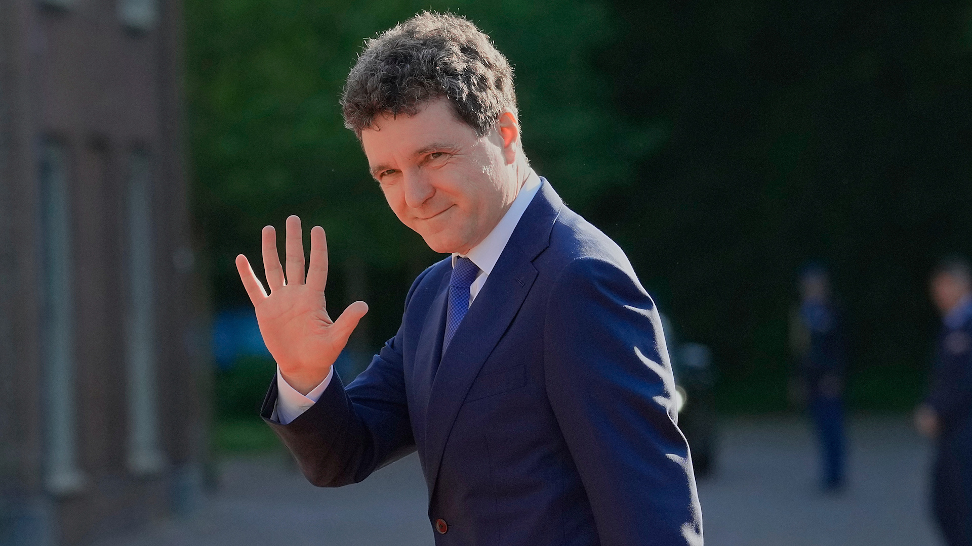 Președintele Nicușor Dan ar fi transferat către sora sa 28.000 de euro din banii strânși din donații pentru campania electorală. AEP a sesizat Parchetul