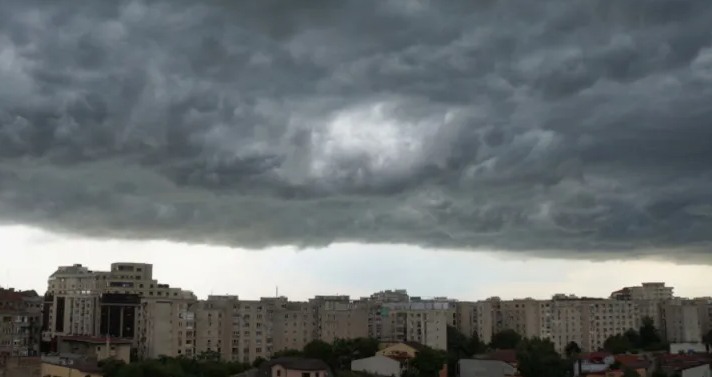 Prima zi de vară vine cu vreme severă la Cluj! S-a anunțat cod galben de ploi torențiale, vijelii și grindină