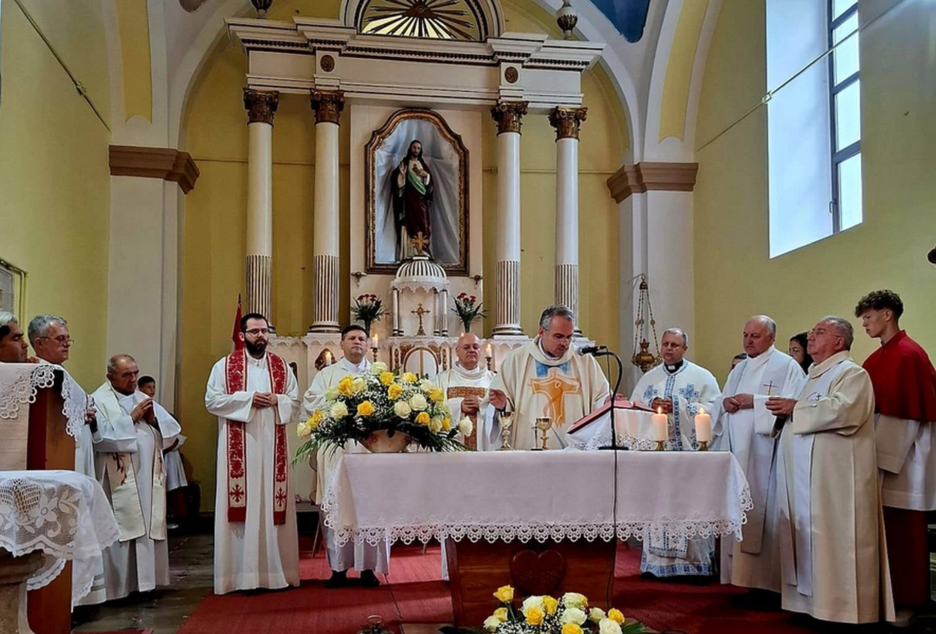 Primărița din Cojocna, impresionată să vadă cum lumea merge în continuare la biserică în România: „M-am bucurat să văd copiii implicați în slujbă”