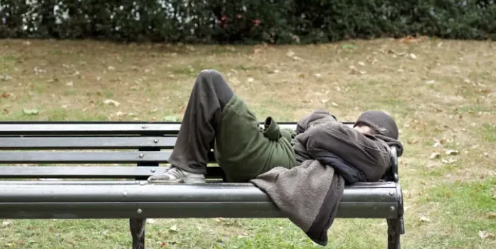 Problema oamenilor străzii persistă la Cluj-Napoca! Clujenii reclamă mizerie și pericole pentru pietoni