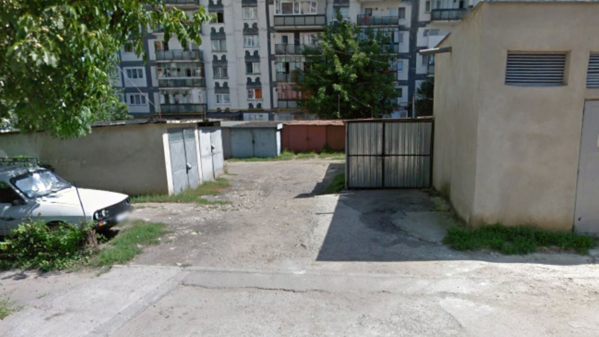 Problema parcărilor revine în atenția Primăriei Cluj-Napoca. Un clujean cere transformarea unor garaje nefolosite. „Parchează fiecare pe unde apucă”