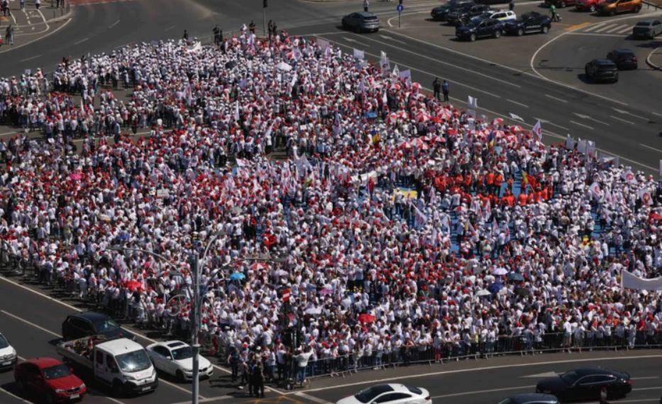 Protest de amploare în sănătate. Angajați din Cluj au plecat la București pentru a cere retragerea noii legi a salarizării: „Sunt epuizați”