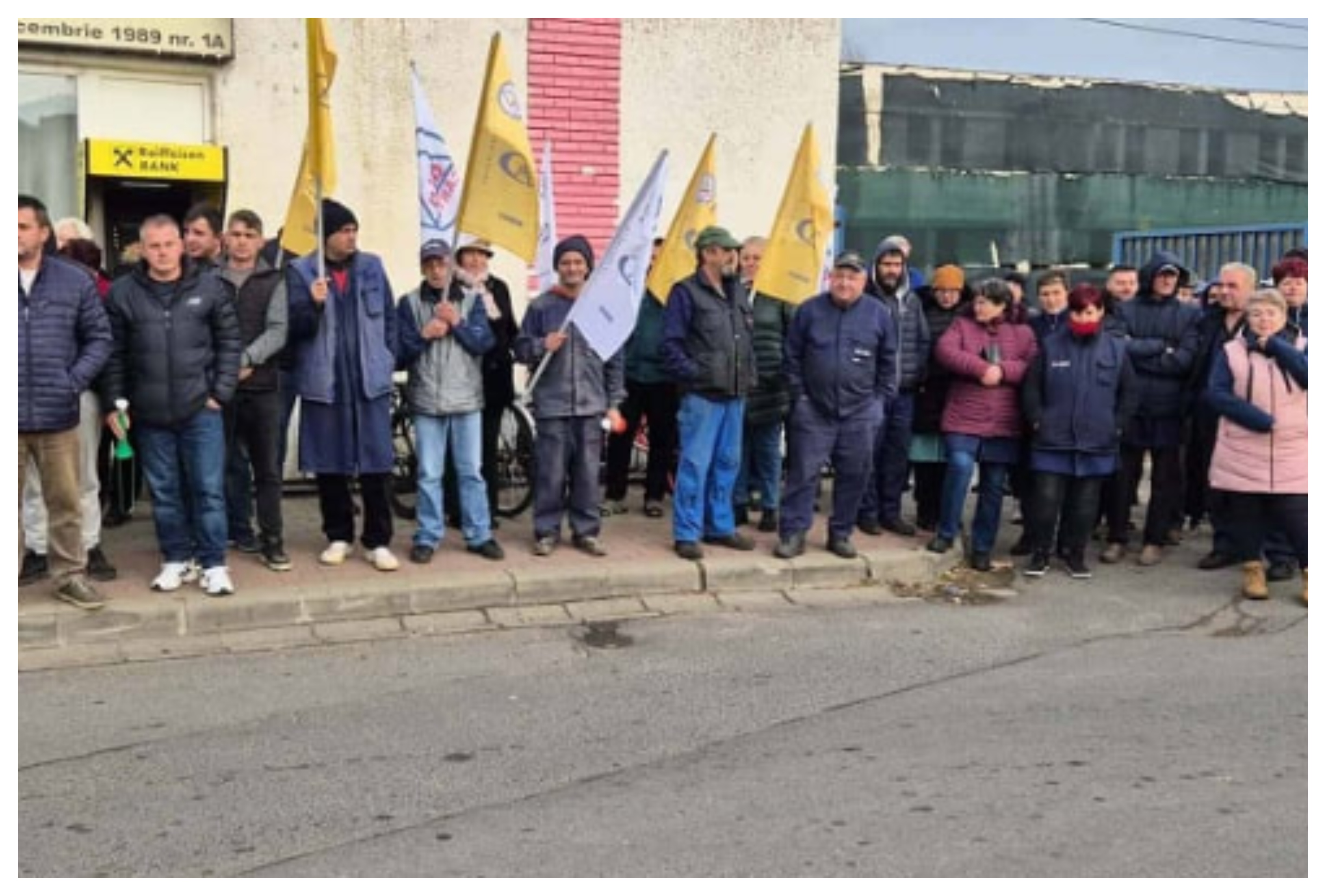 Protest într-o fabrică strategică pentru România! Muncitorii au declanșat o grevă spontană, după ce salariile nu au fost virate la timp