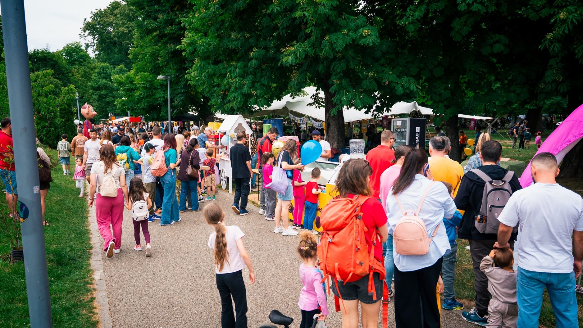 Record de participare la Cluj! Peste 25.000 de oameni au transformat Parcul Central într-un tărâm al poveștilor de Ziua Copilului
