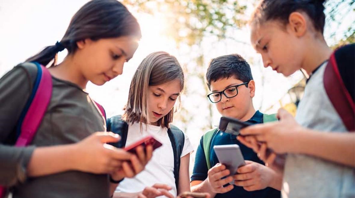Regulile care schimbă internetul pentru copii: Platformele, obligate să seteze conturile minorilor ca private și să blocheze reclamele pe profilare