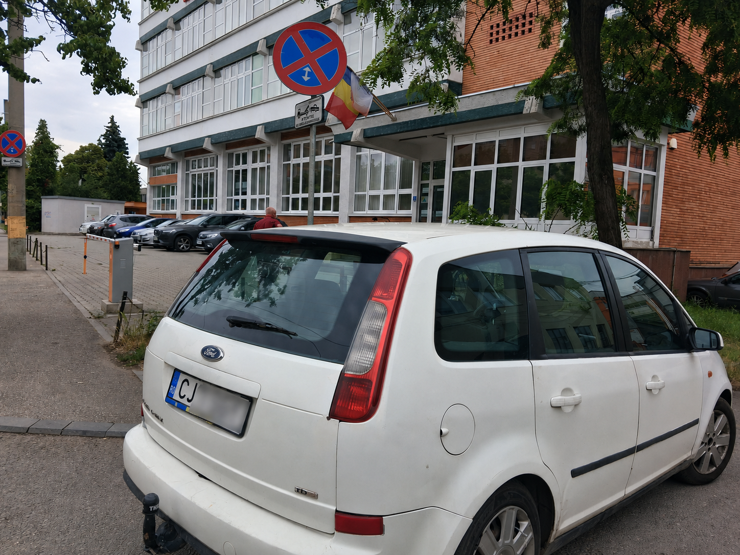 Regulile sunt pentru alții? Un șofer clujean și-a lăsat mașina exact unde nu avea voie