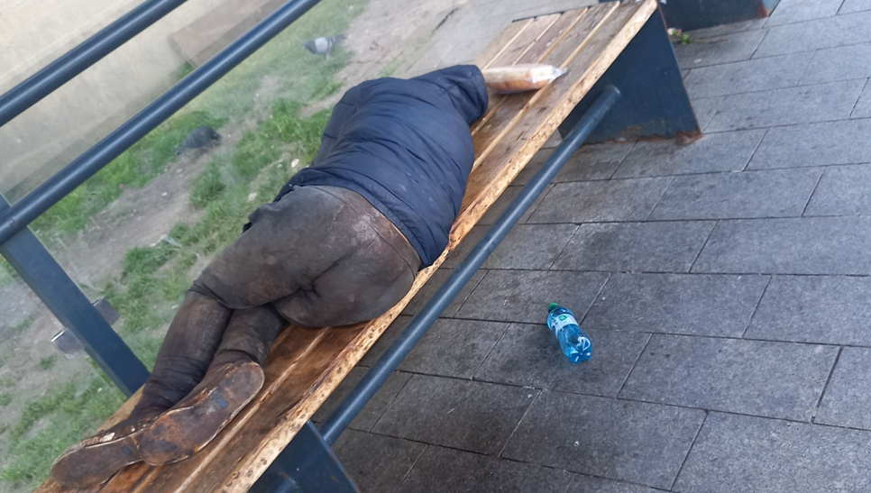 Revoltător! Gara din Cluj-Napoca a devenit de nefrecventat din cauza oamenilor străzii: „Este un spectacol sinistru”