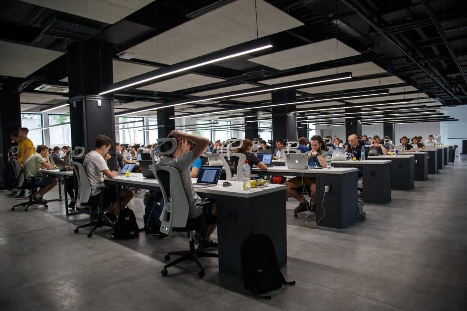 România, aproape la coada Europei la social media pentru firme: doar 48% dintre companii sunt prezente online, față de 88% în Malta