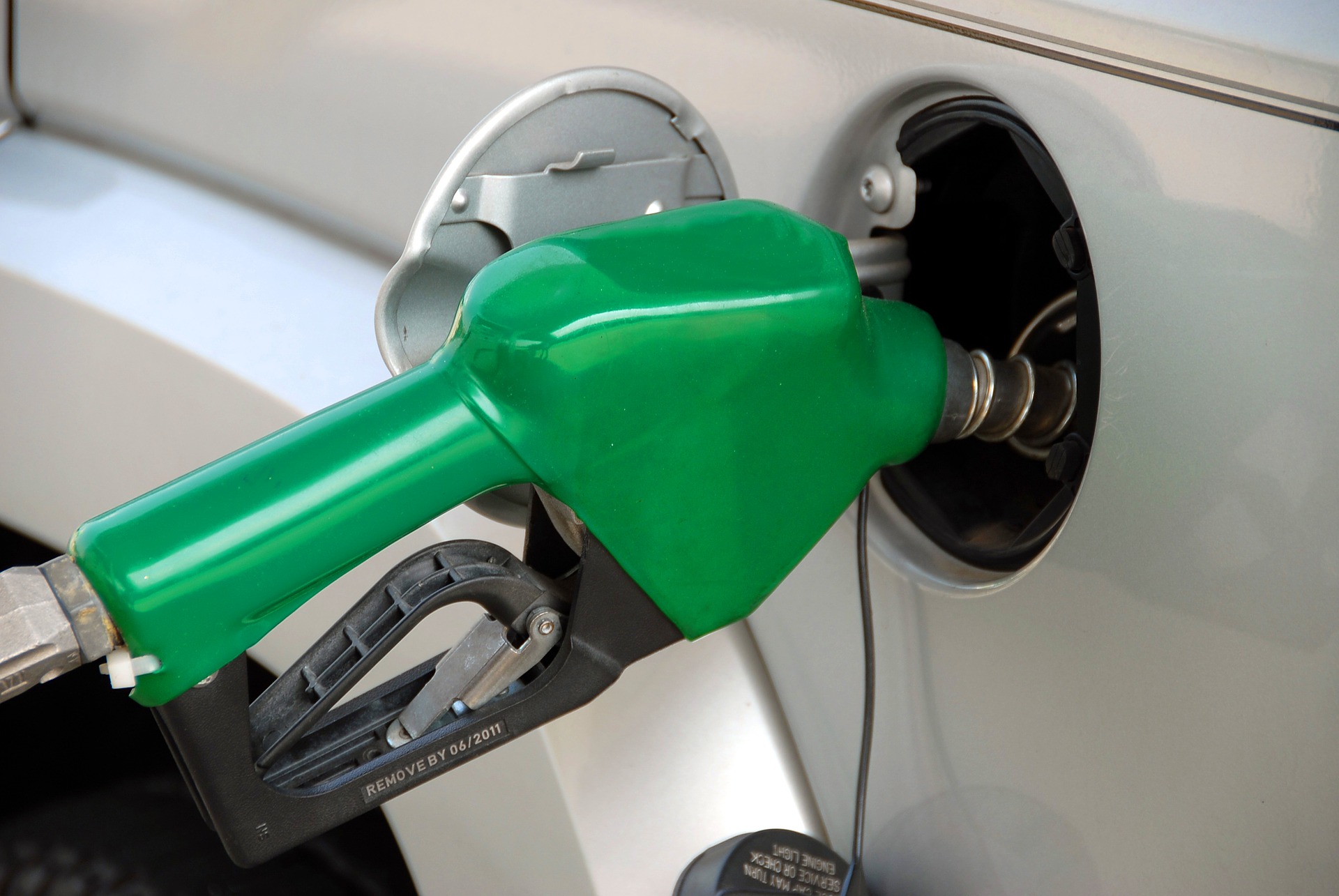Românii au dat năvală la pompe exact când benzina și motorina erau mai scumpe ca niciodată. Ce i-a împins să cumpere mai mult și mai repede