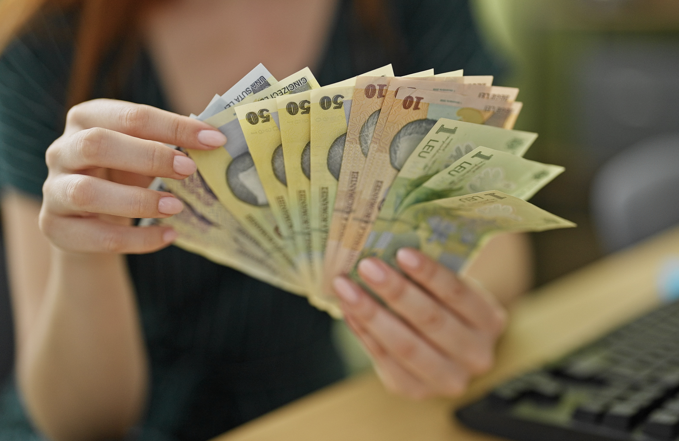 Românii, între scumpiri și salarii înghetate: 41% au rămas cu mai puțini bani, dar aproape nimeni nu crede că lucrurile se vor îmbunătăți prea curând
