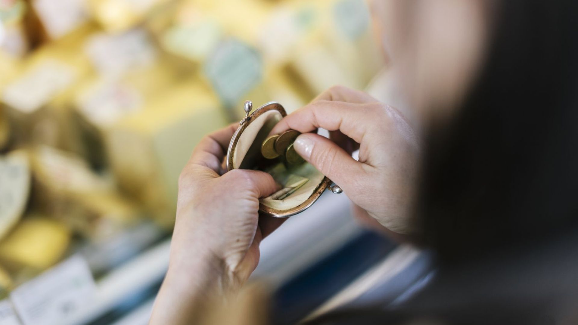 Românii strâng cureaua! Comerțul se prăbușește, magazinele vând mai puțin, iar inflația continuă să apese pe buzunarele oamenilor
